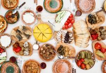 Moldova Mutfağı Moldova, Doğu Avrupa’nın en renkli mutfak kültürlerinden birine sahip ülkelerinden biridir. Tarihi boyunca farklı kültürlerin kesişme noktası olan bu coğrafya, Moldova mutfağı üzerinde büyük bir etki bırakmıştır. Osmanlı, Rus, Rumen ve Ukrayna mutfaklarından izler taşıyan yemekler, bugün hala Moldova sofralarının en sevilen lezzetleri arasında yer alır. Hem köylerde hazırlanan geleneksel yemekler hem de modern şehir yaşamının sunduğu uyarlamalar, bu mutfağın çeşitliliğini artırmaktadır. Konulu bir haber görseli.