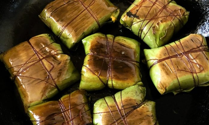 Muz Yaprağında Pişirme Lezzetli ve Aromatik Yemeklerin Sırrı Muz yaprağında pişirme, geleneksel ve modern mutfaklarda hem sağlıklı hem de aromatik yemekler hazırlamak için kullanılan etkili bir yöntemdir. Bu teknik, yiyeceklerin kendi buharında ve aromasını kaybetmeden pişmesini sağlar. Muz yaprakları, yemekleri sarmak ve korumak için doğal bir ambalaj görevi görür; bu sayede yiyecekler hem nemini korur hem de lezzetini artırır. Konulu bir haber görseli.