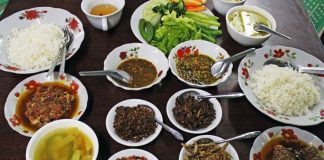 Myanmar, Güneydoğu Asya’nın kalbinde yer alan ve tarih boyunca farklı kültürlerin etkisi altında kalan bir ülkedir. Bu durum, Myanmar mutfağının zengin ve çeşitli bir yapıya sahip olmasını sağlamıştır. Çin, Hindistan ve Tayland mutfaklarından alınan etkiler, yemeklerde baharat, aroma ve pişirme teknikleri açısından kendini gösterir. Myanmar mutfağı, hem lezzet hem de görsellik açısından öne çıkarak kültürel bir deneyim sunar. Konulu bir haber görseli.