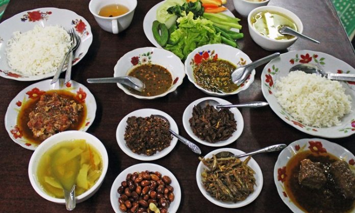 Myanmar Mutfağı Myanmar, Güneydoğu Asya’nın kalbinde yer alan ve tarih boyunca farklı kültürlerin etkisi altında kalan bir ülkedir. Bu durum, Myanmar mutfağının zengin ve çeşitli bir yapıya sahip olmasını sağlamıştır. Çin, Hindistan ve Tayland mutfaklarından alınan etkiler, yemeklerde baharat, aroma ve pişirme teknikleri açısından kendini gösterir. Myanmar mutfağı, hem lezzet hem de görsellik açısından öne çıkarak kültürel bir deneyim sunar. Konulu bir haber görseli.