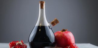 Nar Ekşili Marine İle Et Ve Sebzelerde Ekşi Ve Aromatik Lezzet Nar ekşisi ile marine, yiyeceklerin özellikle et ve tavuk gibi proteinlerin, nar ekşisi ve baharat karışımı içinde bekletilerek aromalarının derinleştirilmesi yöntemidir. Nar ekşili marine, yiyeceklerin hem dokusunu yumuşatır hem de hafif ekşi ve aromatik bir tat kazandırır. Bu teknik, hem geleneksel hem de modern mutfaklarda uygulanır ve yemeklere özgün bir lezzet profili sağlar. Konulu bir haber görseli.