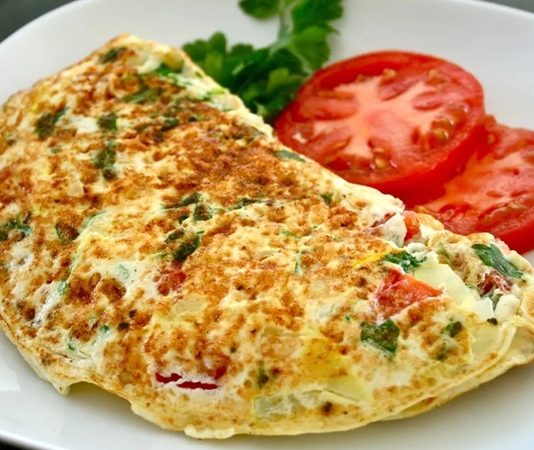 Omlet, sadece kahvaltı sofralarının değil günün her saatinin sevilen bir parçasıdır. Tarihi çok eski dönemlere uzanan bu yemek, yumurtanın farklı tekniklerle pişirilmesi sonucu ortaya çıkmıştır. Avrupa mutfaklarında özellikle Fransa’da ün kazanan omlet, zamanla tüm dünyaya yayılmış ve her ülkenin damak zevkine göre farklı çeşitleri ortaya çıkmıştır. Bugün baktığımızda sade omletten sebzeli, peynirli hatta etli omletlere kadar geniş bir yelpazesi vardır. Konulu bir haber görseli.