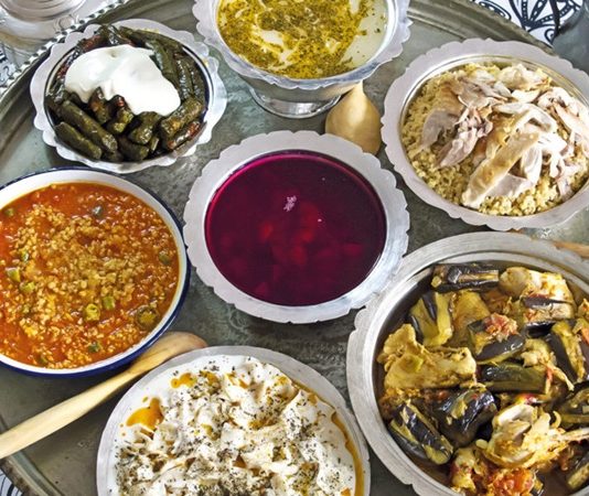 Osmanlı Mutfağının İhtişamlı Lezzetleri ve Tarihi Yolculuğu Osmanlı mutfağı, yüzyıllar boyunca üç kıtaya hükmeden bir imparatorluğun kültürel çeşitliliğini ve zenginliğini sofralara taşımıştır. Anadolu, Balkanlar, Orta Doğu ve Kuzey Afrika’dan gelen farklı tatlar, saray mutfağında ustalıkla harmanlanmış; halk mutfağında ise bölgesel özelliklerle zenginleşmiştir. Bu mutfak kültürü, yalnızca yemeklerden ibaret değil; aynı zamanda misafirperverliğin, estetiğin ve incelikli sofraların da simgesi olmuştur. Konulu bir haber görseli.