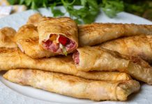 Paçanga böreği, Türk mutfağında özellikle kahvaltı ve çay saatlerinin vazgeçilmez lezzetlerinden biri olarak öne çıkıyor. İnce yufkanın içine kaşar peyniri, pastırma ve biber gibi malzemeler konularak hazırlanan bu börek, hem görselliği hem de lezzetiyle sofralarda özel bir yere sahip. Konulu bir haber görseli.