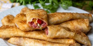 Paçanga böreği, Türk mutfağında özellikle kahvaltı ve çay saatlerinin vazgeçilmez lezzetlerinden biri olarak öne çıkıyor. İnce yufkanın içine kaşar peyniri, pastırma ve biber gibi malzemeler konularak hazırlanan bu börek, hem görselliği hem de lezzetiyle sofralarda özel bir yere sahip. Konulu bir haber görseli.