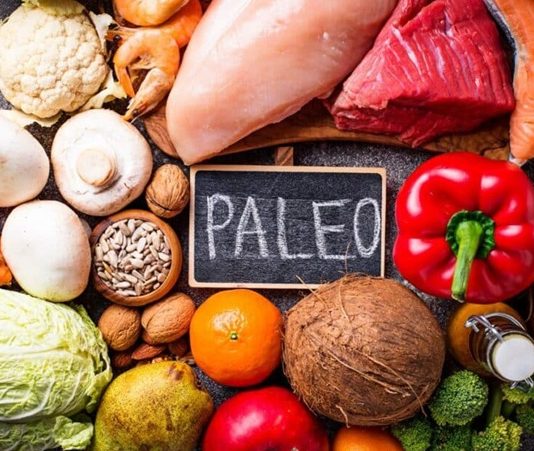 Paleo Tarifleriyle Doğal Beslenmenin Sırları Paleo diyeti, modern beslenme alışkanlıklarından uzaklaşıp atalarımızın doğal beslenme yöntemlerine yaklaşmayı hedefleyen bir yaşam tarzıdır. Bu beslenme biçimi, işlenmiş gıdaları hayatımızdan çıkararak vücudun ihtiyaç duyduğu temel besinleri doğal yollarla almayı teşvik eder. Paleo tarifleri, yalnızca kilo kontrolü sağlamakla kalmaz, aynı zamanda bağışıklık sistemini güçlendirir ve enerji seviyelerini artırır. Günümüzde, sağlıklı yaşam arayışında olan pek çok kişi bu yöntemle beslenerek kendini daha zinde ve mutlu hissetmektedir. Konulu bir haber görseli.