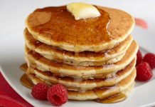Pancake, dünya mutfağında kahvaltı ve brunch sofralarının vazgeçilmez tatlarından biridir. İnce veya kalın hamuru, üzerine eklenen meyve, çikolata ve şuruplarla sunularak farklı lezzet deneyimleri yaratır. Tarihi oldukça eskiye dayanan pancake, özellikle Amerika ve Avrupa’da geleneksel bir kahvaltı öğesi olarak bilinirken, Türkiye’de de modern kahvaltı mekanlarında popüler hale gelmiştir. Konulu bir haber görseli.