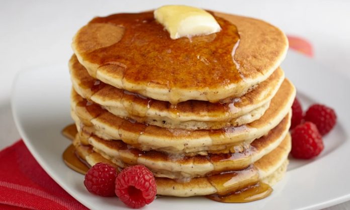 Pancake Kahvaltı Sofralarının Renkli ve Lezzetli Seçeneği Pancake, dünya mutfağında kahvaltı ve brunch sofralarının vazgeçilmez tatlarından biridir. İnce veya kalın hamuru, üzerine eklenen meyve, çikolata ve şuruplarla sunularak farklı lezzet deneyimleri yaratır. Tarihi oldukça eskiye dayanan pancake, özellikle Amerika ve Avrupa’da geleneksel bir kahvaltı öğesi olarak bilinirken, Türkiye’de de modern kahvaltı mekanlarında popüler hale gelmiştir. Konulu bir haber görseli.