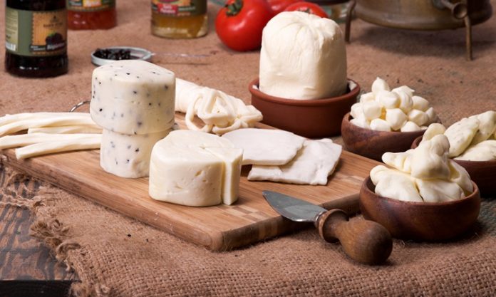 Peynir Çeşitleri Sofraların Vazgeçilmez Lezzetleri ve Kültürel Zenginlikleri Peynir, dünya mutfaklarının en önemli ve çeşitli besinlerinden biridir. Peynir çeşitleri, hem kahvaltı sofralarında hem de yemeklerin tamamlayıcısı olarak geniş bir kullanım alanına sahiptir. Farklı süt türlerinden ve farklı üretim tekniklerinden elde edilen peynirler, lezzet ve aroma açısından zengin seçenekler sunar. Peynir, sadece besleyici bir gıda değil, aynı zamanda kültürel bir miras olarak da değerlendirilir. Konulu bir haber görseli.