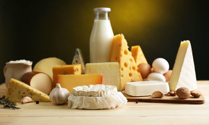 Tasty dairy products on wooden table, on dark background Peynir, insanlık tarihi boyunca sofraların vazgeçilmez besinlerinden biri olmuştur. İlk olarak Orta Doğu ve Akdeniz bölgesinde ortaya çıktığı düşünülen peynir, zamanla tüm dünyada farklı kültürlerin mutfağına adapte edilmiştir. Peynirin çeşitliliği, kullanılan süt türüne ve üretim yöntemine göre değişiklik gösterir. Konulu bir haber görseli.