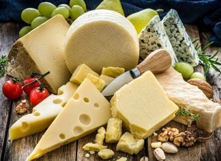 Peynir, insanlık tarihinin en eski besinlerinden biridir ve dünya çapında binlerce farklı çeşidi bulunur. İlk olarak sütü koruma ve saklama yöntemlerinden biri olarak ortaya çıkan peynir, zamanla bir lezzet ve kültür öğesine dönüşmüştür. Mezopotamya’dan Antik Yunan’a, Orta Çağ Avrupa’sından Anadolu topraklarına kadar uzanan bu serüven, peynirin sadece bir gıda değil aynı zamanda bir yaşam biçimi olduğunu da gösterir. Konulu bir haber görseli.