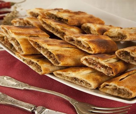 Pide Türk Mutfağının Vazgeçilmez Lezzeti Pide, Türk mutfağının köklü geleneklerinden biridir ve özellikle Anadolu’nun farklı bölgelerinde farklı çeşitleriyle sofralarda yerini alır. Tarihi oldukça eskilere dayanan bu hamur işi, Orta Asya’dan göç eden Türk topluluklarının un ve suyu birleştirerek yaptıkları ekmek benzeri yiyeceklerden evrilmiştir. Zamanla pişirme yöntemleri gelişmiş, taş fırınlarda hazırlanan pide kültürün bir parçası haline gelmiştir. Bugün sadece Türkiye’de değil, dünya genelinde de bilinen ve sevilen bir lezzettir. Konulu bir haber görseli.