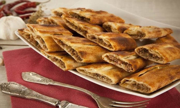 Pide Türk Mutfağının Vazgeçilmez Lezzeti Pide, Türk mutfağının köklü geleneklerinden biridir ve özellikle Anadolu’nun farklı bölgelerinde farklı çeşitleriyle sofralarda yerini alır. Tarihi oldukça eskilere dayanan bu hamur işi, Orta Asya’dan göç eden Türk topluluklarının un ve suyu birleştirerek yaptıkları ekmek benzeri yiyeceklerden evrilmiştir. Zamanla pişirme yöntemleri gelişmiş, taş fırınlarda hazırlanan pide kültürün bir parçası haline gelmiştir. Bugün sadece Türkiye’de değil, dünya genelinde de bilinen ve sevilen bir lezzettir. Konulu bir haber görseli.