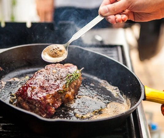 Yemek kültürünün en önemli parçalarından biri olan pişirme, insanlığın binlerce yıllık serüveni boyunca sürekli gelişim göstermiştir. İlk insanların ateşi keşfetmesiyle başlayan bu süreç, zamanla farklı tekniklerin ortaya çıkmasına zemin hazırlamıştır. Izgara, haşlama, fırınlama ya da kızartma gibi yöntemler, sadece yemeklerin lezzetini değil aynı zamanda besin değerlerini de belirleyen unsurlar arasında yer alır. Günümüzde ise pişirme yalnızca bir ihtiyaç olmaktan çıkmış, bir sanat ve kültürel miras haline gelmiştir. Konulu bir haber görseli.