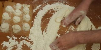 Pişmaniye, Türk mutfağının en özel ve geleneksel tatlılarından biridir. İnce iplikler halinde hazırlanan bu tatlı, sabır ve ustalık gerektirir. Tarih boyunca farklı yörelerde üretilen pişmaniye, hem lezzeti hem de görselliği ile öne çıkar. Özellikle Bayramlarda ve özel günlerde sofraların vazgeçilmez tatlısıdır. Konulu bir haber görseli.