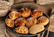 Poğaça, Türk mutfağının en sevilen hamur işlerinden biridir. Tarihi Osmanlı dönemine kadar uzanan bu lezzetli atıştırmalık, hem kahvaltılarda hem de ara öğünlerde sofraların vazgeçilmezi olmuştur. Hamurun mayalanması ve fırında pişirilmesi, poğaçaya kendine özgü yumuşak ve kabarık dokusunu kazandırır. Konulu bir haber görseli.