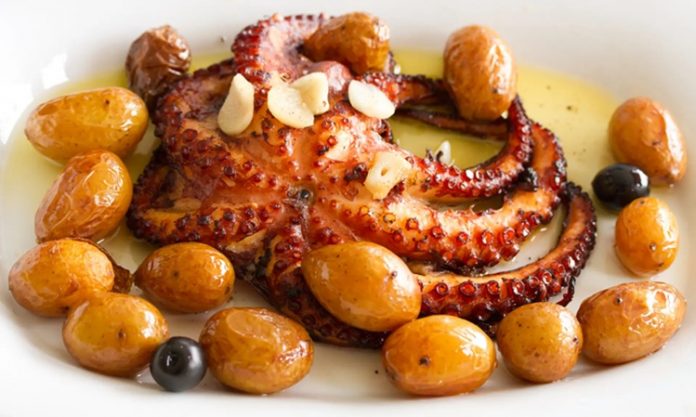 Portekiz Mutfağı Portekiz mutfağı, yüzyıllar boyunca hem denizcilik geleneğinin hem de farklı kültürlerin etkisiyle şekillenmiş bir gastronomi hazinesidir. Akdeniz’in taze ürünleri, Atlantik Okyanusu’nun zengin deniz mahsulleri ve Güney Amerika ile Afrika’dan gelen baharatlar, Portekiz yemeklerinin karakterini oluşturur. Ülke mutfağı, köklü gelenekleri korurken yenilikçi tatlara da kapı aralar. Konulu bir haber görseli.