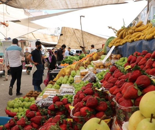 Semt pazarları, şehir hayatının vazgeçilmez parçalarından biridir. Hem ekonomik alışveriş imkânı sunmaları hem de toplumsal bir buluşma noktası olmalarıyla ön plana çıkarlar. Her hafta belirli günlerde kurulan bu pazarlar, şehrin farklı bölgelerindeki insanları bir araya getirir. Tezgâhlarda yer alan taze sebzeler, meyveler, baharatlar ve yerel ürünler, hem damak zevkine hitap eder hem de bölgesel kültürün yaşatılmasına katkı sağlar. Konulu bir haber görseli.