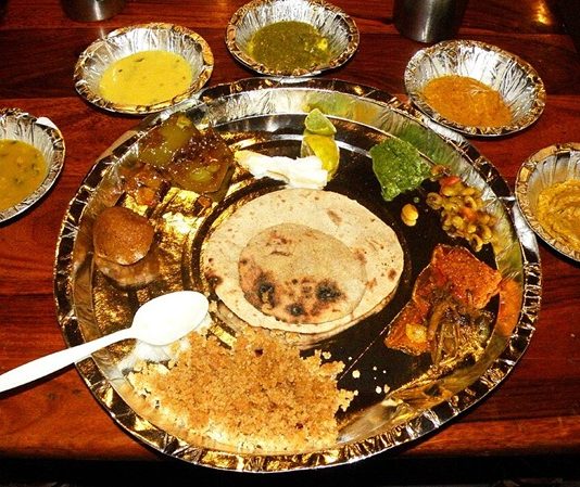 Rajasthani Mutfağı, Hindistan’ın batısında yer alan Rajasthan bölgesine özgü, zengin ve aromatik bir yemek kültürünü temsil eder. Çöl iklimi ve kısıtlı su kaynakları, mutfağın şekillenmesinde belirleyici olmuştur. Bölge halkı, uzun süre dayanabilecek yemekler ve saklama teknikleri geliştirmiştir. Konulu bir haber görseli.