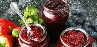Reçel Ve Bal Dosyası Kahvaltı Sofralarının Tatlı Hikayesi Kahvaltı kültürünün vazgeçilmez parçalarından biri olan reçel ve bal, hem besleyici değerleri hem de lezzetleriyle sofralarda özel bir yere sahiptir. Anadolu mutfağında asırlardır var olan bu tatlı lezzetler, sadece sabah öğünlerinde değil, günün farklı saatlerinde de tüketilir. Her ikisi de doğal ve uzun süre saklanabilir özellikleriyle yüzyıllardır mutfaklarda yerini korur. Konulu bir haber görseli.