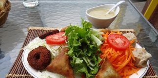 Reunion Mutfağı, Hint Okyanusu’nda yer alan Reunion Adası’nın zengin kültürel mirasını sofralara taşır. Ada mutfağı, Fransız, Afrika, Hint ve Çin etkilerini bir araya getirerek kendine özgü bir tat profili oluşturur. Bu kültürel çeşitlilik, yemeklerde hem renk hem de aromatik derinlik sağlar. Konulu bir haber görseli.