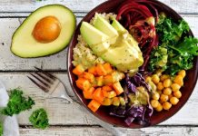 Günümüzde sağlıklı yaşam bilinci giderek artarken, sağlıklı yemek alışkanlıkları da önem kazanmaktadır. Sağlıklı yemek, dengeli ve besleyici içerikleriyle vücudun ihtiyaç duyduğu tüm vitamin, mineral ve enerji kaynaklarını sunar. Bu nedenle sadece kilo kontrolü değil, genel sağlık ve bağışıklık sistemi için de kritik bir rol oynar. Konulu bir haber görseli.