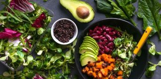 Sağlıklı ve Lezzetli Vegan Tarifler İle Sofralarınızı Zenginleştirin Vegan beslenme son yıllarda sadece bir trend değil, aynı zamanda sağlıklı yaşamın önemli bir parçası haline geldi. Hayvansal ürünler yerine bitkisel gıdalarla hazırlanan vegan tarifler, hem lezzetli hem de besleyici seçenekler sunuyor. Farklı malzemeler ve yaratıcı tarifler sayesinde vegan mutfağı, sofralara renk ve çeşitlilik katıyor. Sadece salata ve sebze yemekleri değil, tatlılardan atıştırmalıklara kadar geniş bir yelpazede vegan tarifler bulmak mümkün. Konulu bir haber görseli.