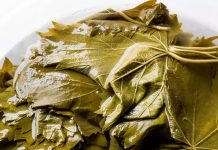 Salamura, yüzyıllardır sofralarda yer bulan bir saklama tekniği olarak biliniyor. Özellikle Akdeniz ve Anadolu kültürlerinde yaygın olarak kullanılan bu yöntem, besinlerin bozulmadan uzun süre dayanmasını sağlıyor. Tarihte ilk kez tuzlu suyun gıdaları koruma özelliği keşfedildiğinde insanlar için adeta bir devrim niteliği taşımıştı. Bu teknik sayesinde özellikle kış aylarında yiyecek bulmanın zorlaştığı dönemlerde, hazırlanan sebzeler ve zeytinler tazeliğini uzun süre koruyabildi. Konulu bir haber görseli.