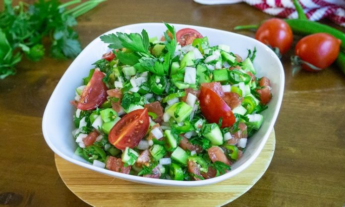 Salata Tarifleri İle Sofralara Renk Ve Lezzet Katın Salata tarifleri, hem sağlıklı hem de lezzetli öğünler hazırlamak isteyenlerin vazgeçilmez tercihlerinden biridir. Mevsim sebzeleri, taze yeşillikler ve farklı soslarla zenginleşen salatalar, hem hafif beslenmek hem de sofralara renk katmak için ideal seçenekler sunar. Özellikle pratik hazırlanabilen salatalar, günün her öğününde yer alabilir. Konulu bir haber görseli.