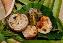 Samoa Mutfağı Samoa Mutfağı, Güney Pasifik’in tropikal adası Samoa’nın zengin kültürel geçmişini yansıtan bir gastronomi anlayışıdır. Yüzyıllardır yerli halk, ada kaynaklarını ve deniz ürünlerini kullanarak kendine özgü tarifler geliştirmiştir. Balık ve diğer deniz ürünleri, kök sebzeler, tropikal meyveler ve hindistancevizi, Samoa mutfağının temel ögelerindendir. Konulu bir haber görseli.