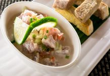 Pasifik Okyanusu’nun ortasında yer alan Samoa, köklü gelenekleriyle yalnızca kültürüyle değil, aynı zamanda mutfağıyla da dikkat çeker. Samoa mutfağı, doğayla uyumlu yaşamın bir sonucu olarak deniz ürünleri, tropikal meyveler ve tarım ürünleriyle şekillenmiştir. Yüzyıllar boyunca yerli halkın geliştirdiği pişirme teknikleri ve kullanılan doğal malzemeler, Samoalıların yemek kültürünü eşsiz bir noktaya taşımıştır. Bu nedenle, ülkenin mutfağı hem otantik tatlar arayan turistler hem de sağlıklı yaşamı benimseyenler için önemli bir keşif alanı sunar. Konulu bir haber görseli.