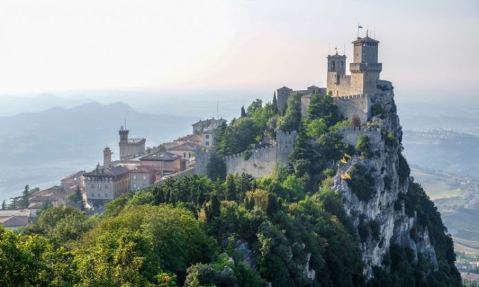 San Marino Mutfağı San Marino mutfağı, İtalya’nın Emilia-Romagna ve Marche bölgelerinin etkisi altında şekillenmiş, zengin ve otantik bir gastronomik kültür sunar. Bu küçük ülke, hem İtalyan hem de yerel geleneklerden beslenen yemekleriyle dikkat çeker. San Marino yemekleri, tarih boyunca köy sofralarından saraylara kadar farklı düzeylerde sofralarda yer almış ve hem yerel halk hem de ziyaretçiler için bir kültürel deneyim sağlamıştır. Konulu bir haber görseli.
