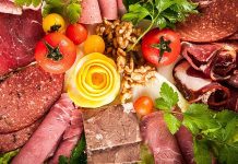 Şarküteri Ürünleri: Sofraların Zengin Lezzet Kaynağı ve Kültürel Dokusu Şarküteri ürünleri, mutfak kültürlerinin vazgeçilmez lezzetleri arasında yer alır. Şarküteri ürünleri, kahvaltılardan akşam yemeklerine kadar sofralara çeşitlilik ve zenginlik katar. Sucuk, salam, pastırma, jambon ve çeşitli peynirler, hem atıştırmalık hem de ana yemek tamamlayıcısı olarak tercih edilir. Bu ürünler, yalnızca lezzet sağlamakla kalmaz, aynı zamanda gastronomi kültürünün önemli bir parçasını oluşturur. Konulu bir haber görseli.