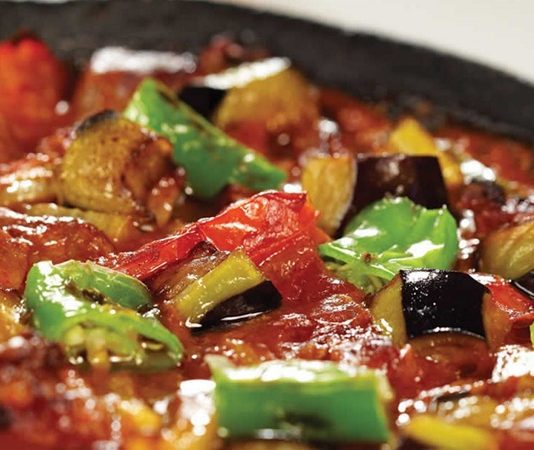 Günümüzde sağlıklı beslenme alışkanlıklarının yaygınlaşmasıyla birlikte sebzeli ana yemekler mutfaklarda giderek daha fazla yer buluyor. Renkli, besleyici ve hafif yapısıyla hem diyet yapanların hem de lezzet arayanların ilgisini çeken bu yemekler, her mevsime uygun tariflerle sofralara geliyor. Sebzeler, vitamin, mineral ve lif açısından zengin olmalarının yanı sıra farklı pişirme teknikleri ile ana yemek olarak doyurucu bir seçenek oluşturuyor. Konulu bir haber görseli.