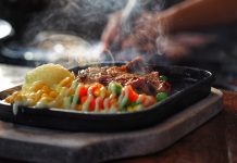 Günlük hayatın yoğun temposu içerisinde sıcak yemekler, hem besleyici hem de doyurucu bir öğün sağlamak açısından büyük önem taşıyor. Sıcak yemekler, özellikle kış aylarında veya soğuk havalarda hem iç ısıtan hem de enerji veren bir öğün sunar. İnsanlar genellikle öğle ve akşam yemeklerinde sıcak tarifleri tercih ederek gün boyunca ihtiyacı olan enerjiyi karşılıyor. Konulu bir haber görseli.