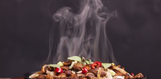 Sıcak yemekler, binlerce yıldır insan beslenmesinde temel bir rol oynamaktadır. Ateşin keşfiyle birlikte, yiyecekleri pişirme ve lezzetlendirme yöntemi olarak sıcak yemekler öne çıkmıştır. Sofralarda sıcak yemek sunumu, hem doyurucu hem de lezzetli bir deneyim sağlar. Konulu bir haber görseli.