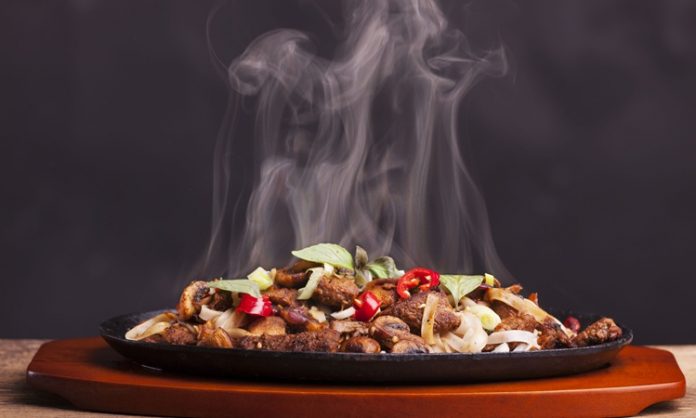 Sıcak Yemeklerin Sofralardaki Keyfi Ve Lezzet Yolculuğu Sıcak yemekler, binlerce yıldır insan beslenmesinde temel bir rol oynamaktadır. Ateşin keşfiyle birlikte, yiyecekleri pişirme ve lezzetlendirme yöntemi olarak sıcak yemekler öne çıkmıştır. Sofralarda sıcak yemek sunumu, hem doyurucu hem de lezzetli bir deneyim sağlar. Konulu bir haber görseli.