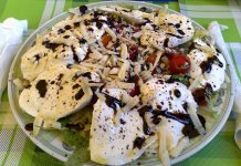 Sicilya Mutfağı, Akdeniz’in kalbinde yer alan bu adanın köklü tarihinden beslenen eşsiz bir kültürdür. Sicilya, yüzyıllar boyunca farklı medeniyetlerin uğrak noktası olmuştur. Yunanlar, Araplar, Normanlar ve İspanyollar bu adaya damgasını vurmuş ve bu çeşitlilik mutfakta da kendini göstermiştir. Bugün Sicilya yemekleri, hem İtalyan mutfağının zarafetini hem de Akdeniz’in güçlü tatlarını harmanlar. Konulu bir haber görseli.