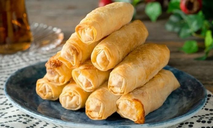 Sigara Böreği Pratik ve Lezzetli Atıştırmalık Sofralarda Öne Çıkıyor Sigara böreği, ince yufkanın içine peynir, patates veya kıyma gibi malzemeler konularak rulo şeklinde sarılmasıyla hazırlanan, Türk mutfağının vazgeçilmez atıştırmalıklarından biridir. Adını uzun ve ince formundan alan bu börek, özellikle kahvaltı, çay saati ve mezelerde sıkça tercih ediliyor. Konulu bir haber görseli.