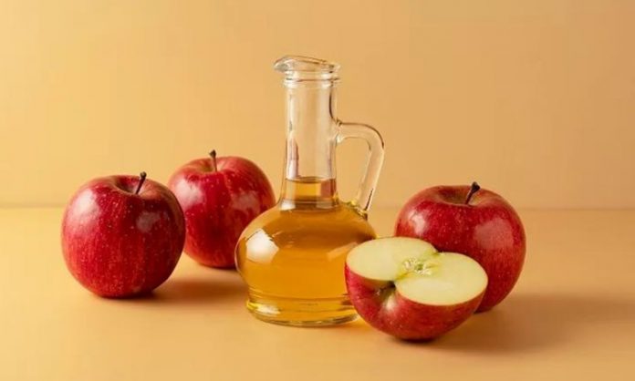 Sirkeli Pişirme İle Et Ve Sebzelerde Aromatik ve Dengeli Lezzet Sirkeli pişirme, özellikle et ve sebzelerin pişirme öncesinde veya sırasında sirke ile temas ettirilmesi yöntemidir. Sirkeli pişirme, yiyeceklerin hem aromalarını derinleştirir hem de dokularını yumuşatır. Bu teknik, hem geleneksel hem de modern mutfaklarda sıkça tercih edilir ve yemeklere karakteristik bir lezzet profili kazandırır. Konulu bir haber görseli.