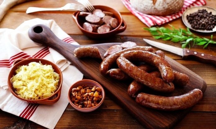 Slovenya Mutfağı Slovenya mutfağı, Orta Avrupa ve Balkan etkilerinin bir karışımı olarak dikkat çeker. Bölgenin coğrafi çeşitliliği, mutfak kültürünü şekillendiren önemli bir faktördür. Dağlık bölgelerde et ve süt ürünleri öne çıkarken, nehir ve göl kenarlarında balık tüketimi yaygındır. Slovenya yemekleri, hem geleneksel tarifleri hem de modern yorumlarıyla gastronomi tutkunlarının ilgisini çeker. Konulu bir haber görseli.