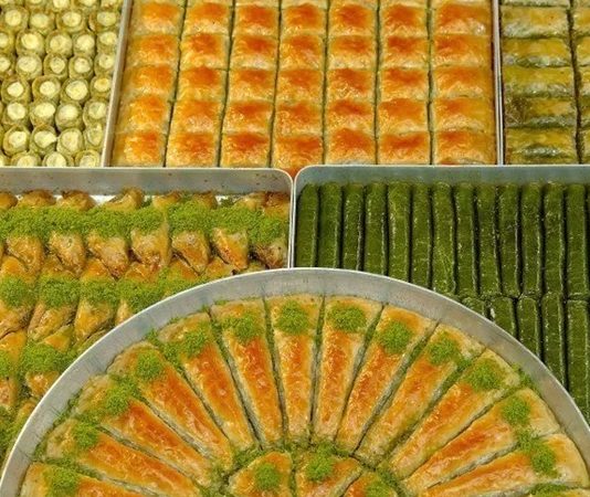 Sofralarda Baklava Ve Tatlılar Geleneksel Lezzetler Türk mutfağının en ünlü tatlılarından biri olan baklava, sofralarda özel bir yere sahiptir. İnce açılmış hamur katmanları, bol ceviz veya fıstık içi ve şerbetin muhteşem uyumu, baklavayı hem gözlere hem de damaklara hitap eden bir tatlı haline getirir. Baklava, sadece Türkiye’de değil, dünya genelinde de sevilen ve takdir edilen bir lezzettir. Sofralarda baklava ve diğer tatlılar, kutlamaların, özel günlerin ve misafirliklerin vazgeçilmez unsurlarındandır. Konulu bir haber görseli.