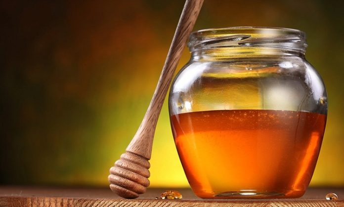 Sofralarda Bal Ve Ballı Tatlar Zenginliği Türkiye’nin geleneksel sofralarında bal, hem tatlı hem de sağlık kaynağı olarak önemli bir yer tutar. Doğal yapısı ve zengin aroması sayesinde sofraların vazgeçilmez lezzetlerinden biri haline gelir. Bal, kahvaltıdan tatlılara, içeceklerden soslara kadar pek çok alanda kullanılır ve her damak tadına uygun çeşitlilik sunar. Sofralarda balın varlığı, sadece tatlı bir dokunuş değil aynı zamanda doğal ve şifalı bir katkı olarak değerlendirilir. Konulu bir haber görseli.