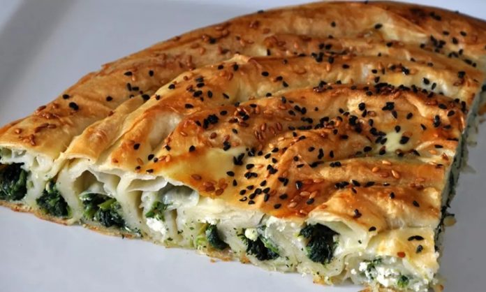 Sofralarda Börek Çeşitleri Geleneksel Ve Modern Tatlar Börek, Türk mutfağının en sevilen hamur işleri arasında yer alır. İncecik açılan yufkaların içine farklı iç malzemeler konularak hazırlanan börekler, sofralara zenginlik ve lezzet katar. Sofralarda börek çeşitleri, hem kahvaltıların hem de ana öğünlerin vazgeçilmezidir. Geleneksel tariflerin yanı sıra modern dokunuşlarla çeşitlenen börekler, her damak tadına hitap eder. Sofralarda börek sunumu, misafirlerin beğenisini kazanmanın yanı sıra kültürel bir paylaşımın da ifadesidir. Konulu bir haber görseli.