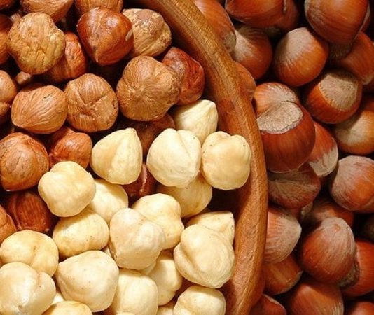 Fındık ve ceviz, sofraların hem lezzet hem de besin değeri açısından vazgeçilmez unsurları arasında yer alıyor. Özellikle kahvaltıdan ana öğünlere, tatlılardan atıştırmalıklara kadar geniş bir kullanım alanına sahip olan bu kuruyemişler, zengin içeriğiyle sağlıklı beslenmenin destekçisi konumunda. Türkiye, özellikle fındık üretiminde dünya lideri olması sebebiyle sofralarda tazeliği ve kalitesiyle öne çıkan fındığı bolca kullanır. Ceviz ise hem taze hem de kırılmış olarak mutfaklarda önemli bir yer tutar. Konulu bir haber görseli.