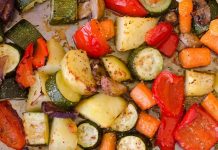 Fırın sebzeleri, hem pratik hem de sağlıklı bir yemek seçeneği olarak sofralarda giderek daha fazla tercih ediliyor. Doğal tatları korunarak pişirilen sebzeler, fırında yumuşak ve lezzetli bir hâle gelir. Bu yöntem, sebzelerin vitamin ve minerallerini büyük oranda korumasını sağlar. Özellikle mevsim sebzeleriyle hazırlanan fırın yemekleri, hem besleyici hem de görsel açıdan zengin sofralar oluşturur. Sofralarda fırın sebzeleri, sağlıklı yaşamı benimseyenlerin ilk tercihlerinden biridir. Konulu bir haber görseli.