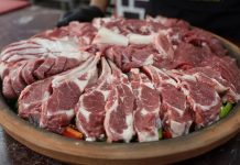 Kuzu eti, Türk mutfağında uzun yıllardır özel bir yere sahip olan ve sofraların vazgeçilmez lezzetlerinden biridir. Doğal yapısı, yumuşak dokusu ve kendine özgü aromasıyla kuzu eti, hem günlük yemeklerde hem de özel günlerde sıkça tercih edilir. Sağlıklı beslenme açısından da önemli olan kuzu eti, yüksek protein içeriği ve zengin vitamin-mineral dengesiyle mutfakların baş tacıdır. Sofralarda kuzu eti, hem geleneksel tariflerle hem de modern dokunuşlarla sunulur. Konulu bir haber görseli.