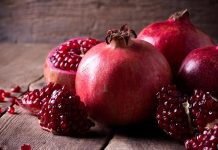 Nar taneleri, sadece görsel olarak sofralara canlılık katmakla kalmaz, aynı zamanda sağlığa faydaları ile de dikkat çeker. Türkiye'nin birçok bölgesinde yetişen nar, özellikle sonbahar ve kış aylarının vazgeçilmez meyvesi olarak sofralarda yerini alır. Hem taze tüketilen hem de yemeklere, salatalara ve tatlılara eklenen nar taneleri, benzersiz tadı ve besin değerleriyle sofraların yıldızı olur. Zengin antioksidan içeriğiyle nar, sağlıklı yaşamın destekçisi olarak da bilinir. Konulu bir haber görseli.