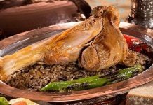 Osmanlı mutfağı, zengin kültürel mirası ve eşsiz tatlarıyla günümüzde sofralarda kendine has bir yer edinmiştir. Tarih boyunca farklı coğrafyaların etkisiyle şekillenen Osmanlı mutfağı, lezzet çeşitliliği ve ince işçilikle dikkat çeker. Sofralarda Osmanlı mutfağından esintiler görmek, hem kültürel bir bağ kurmak hem de damaklarda farklı tatlar deneyimlemek anlamına gelir. Konulu bir haber görseli.