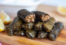 Türk mutfağının en sevilen yemeklerinden olan sarma ve dolma, sofraların baş tacı olarak her dönemde yerini korur. Hem etli hem zeytinyağlı çeşitleriyle geniş bir yelpazeye sahip olan sarma ve dolma, kültürel mirasın lezzetli temsilcilerindendir. Genellikle üzüm yaprağı, lahana, biber, patlıcan gibi sebzeler kullanılarak hazırlanan bu yemekler, farklı iç harçlarıyla sofralara çeşitlilik ve zenginlik katar. Sofralarda sarma ve dolma, misafir sofralarında, özel günlerde ve günlük öğünlerde sıkça tercih edilir. Konulu bir haber görseli.